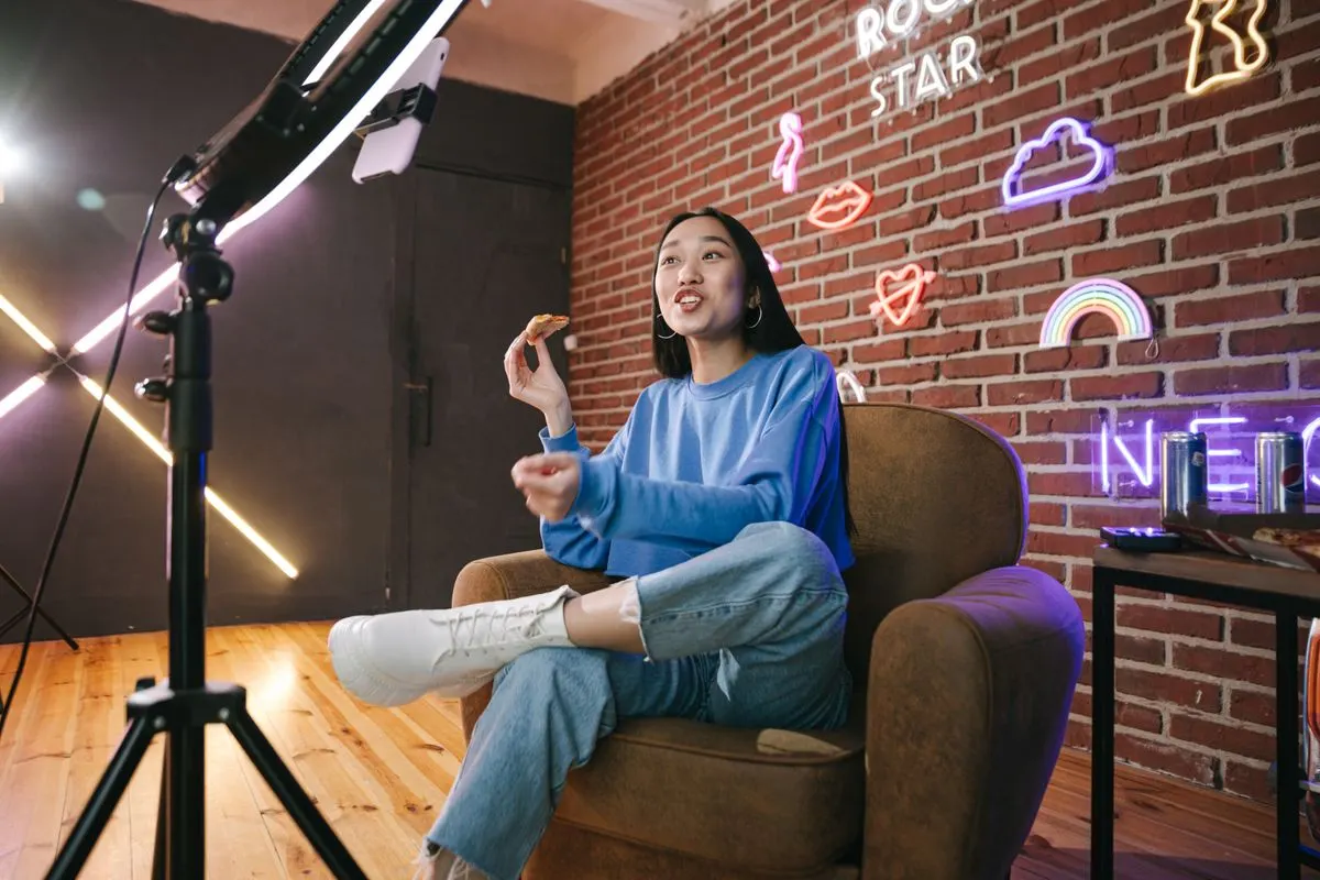 Creadora de contenido grabando un reel con aro de luz