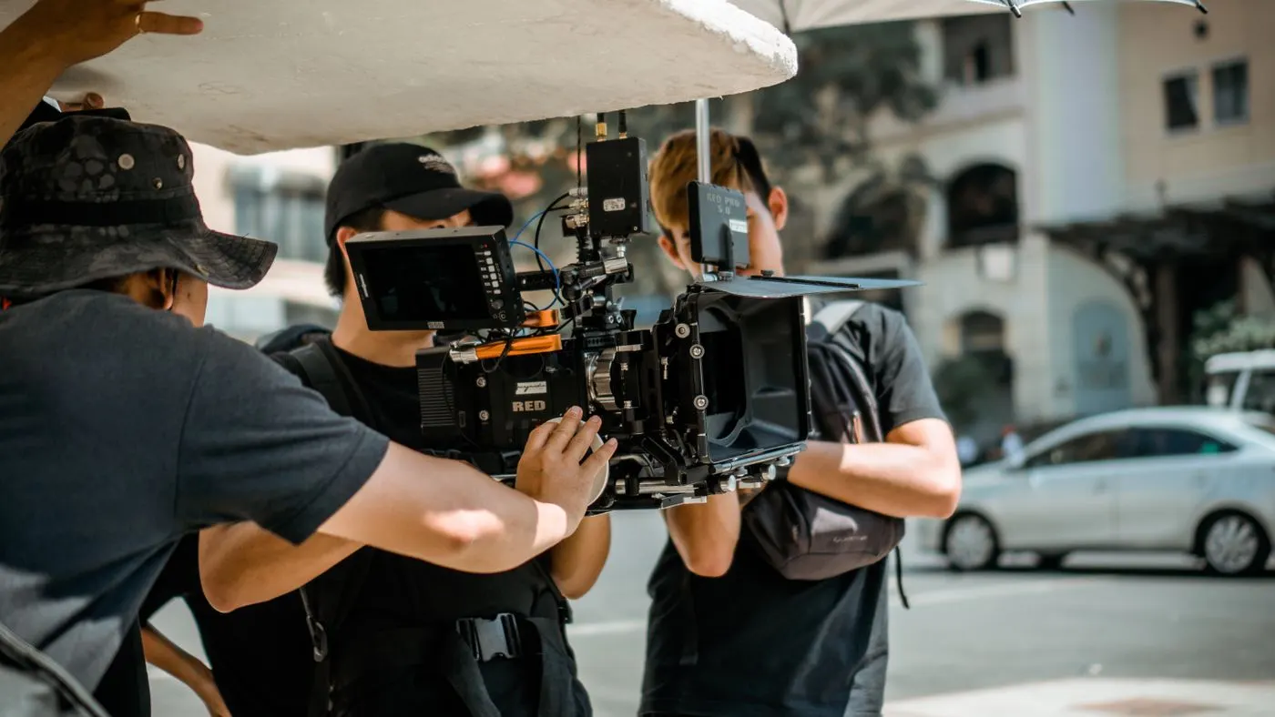 Equipo de rodaje grabando un comercial con cámara de cine